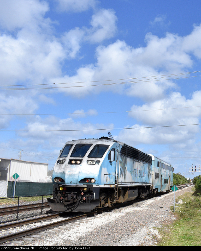 BL36PH # 825 leads the Metrorail Transfer to Miami Central Shuttle train into Metrorail Transfer Station in Hialeah. After getting off of the train at Metrorail Transfer Station from the MIC(Miami Airport), I switched to this train which would take me to 